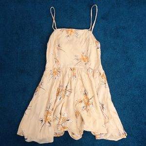 URBAN - KIMCHI BLUE size small pale yellow romper
